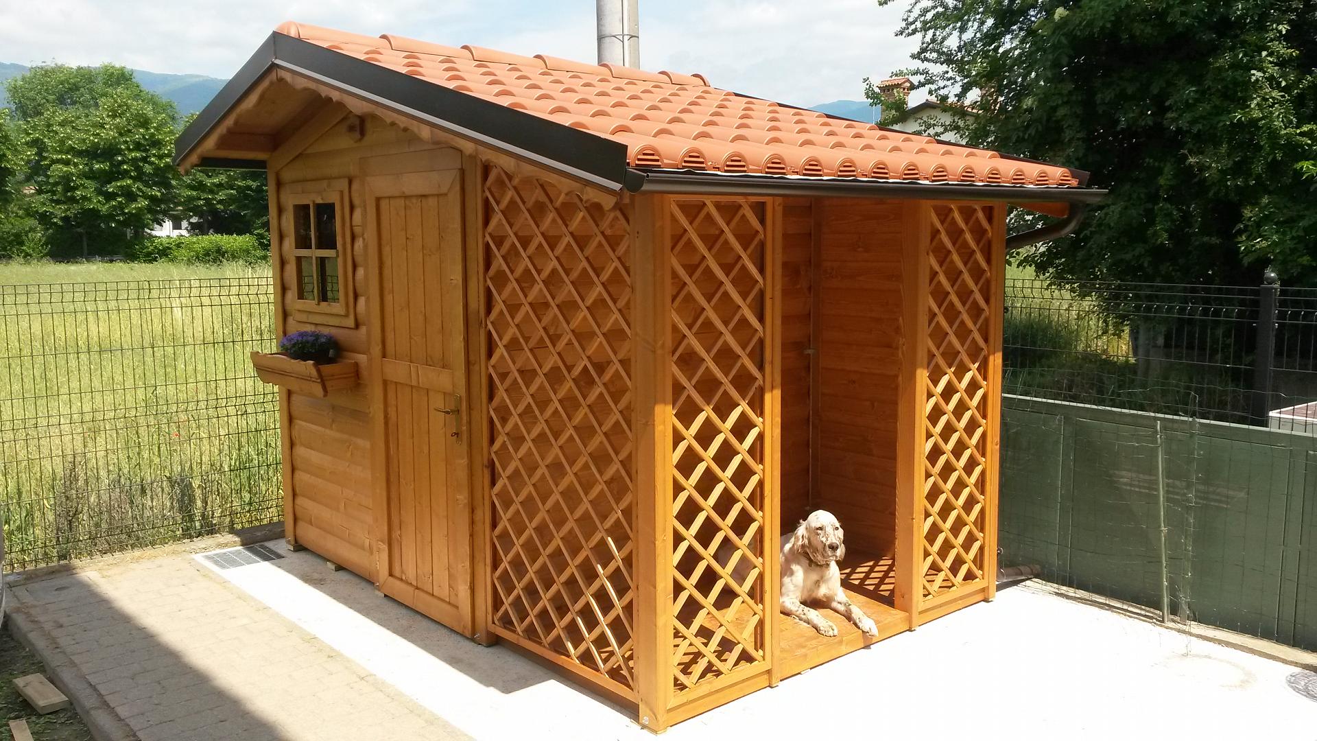 casetta in legno con tettoia laterale
